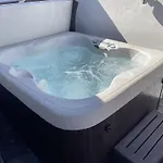 בית נופש Quirky In The Centre Of With A Hot Tub