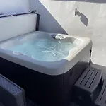 Quirky In The Centre Of With A Hot Tub בית נופש
