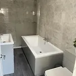 Quirky In The Centre Of With A Hot Tub * פנרית'