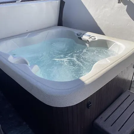 Ferienhaus Quirky In The Centre Of With A Hot Tub