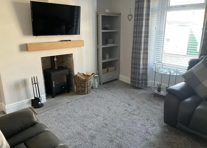 Quirky In The Centre Of With A Hot Tub 彭里斯