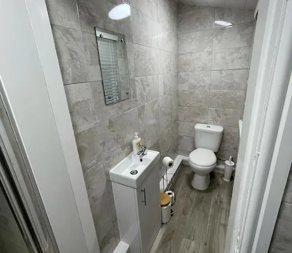 Quirky In The Centre Of With A Hot Tub *