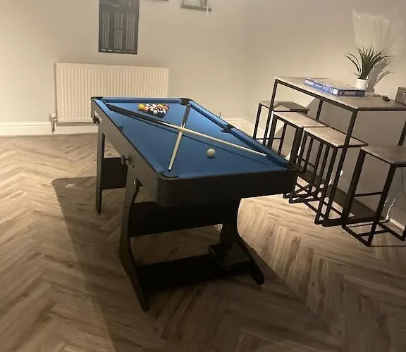 Quirky In The Centre Of With A Hot Tub 彭里斯