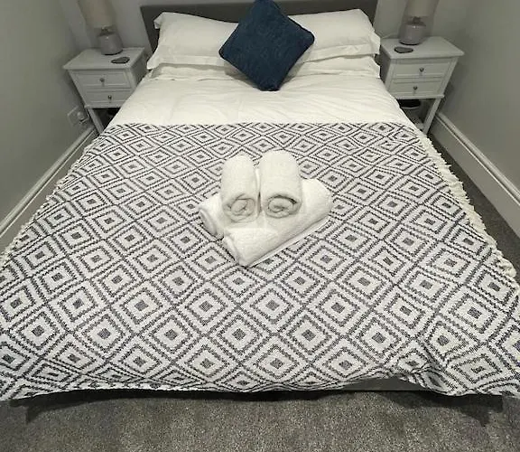 Quirky In The Centre Of With A Hot Tub 彭里斯