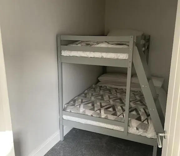 Quirky In The Centre Of With A Hot Tub * 彭里斯