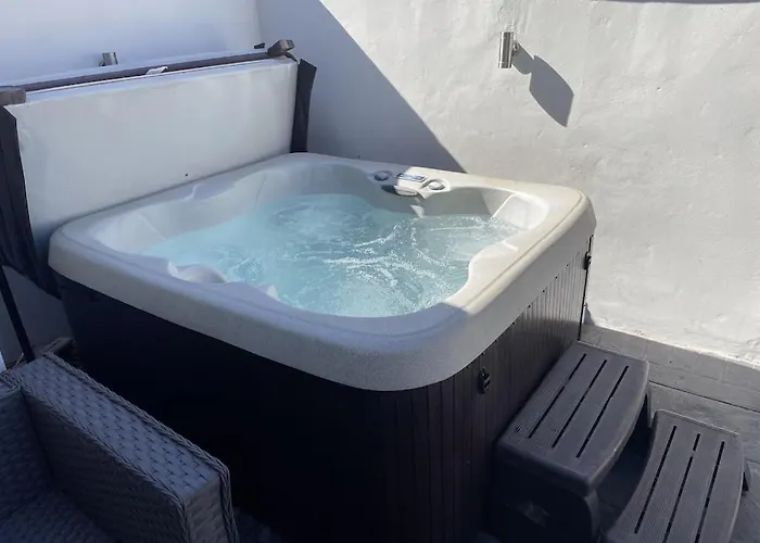 Quirky In The Centre Of With A Hot Tub 度假居