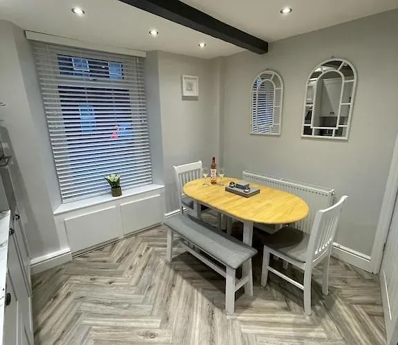 Quirky In The Centre Of With A Hot Tub 度假居 彭里斯