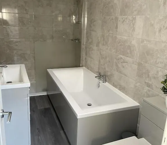 Quirky In The Centre Of With A Hot Tub * 彭里斯