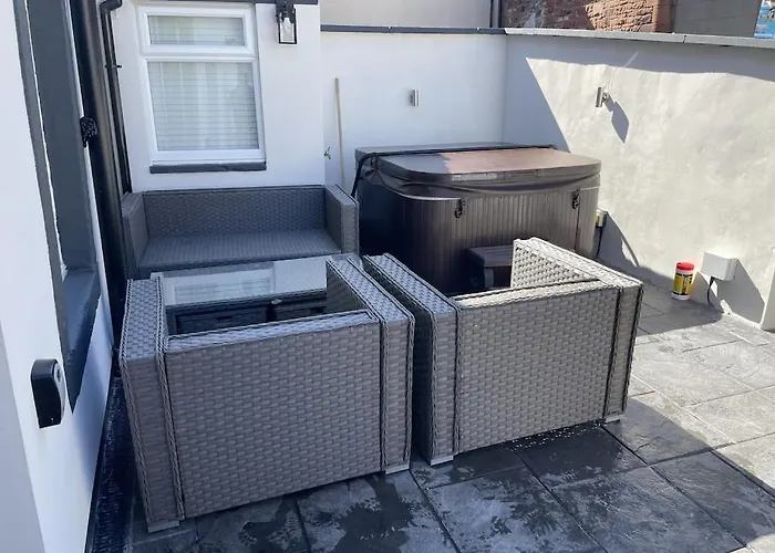 Quirky In The Centre Of With A Hot Tub 度假居 彭里斯