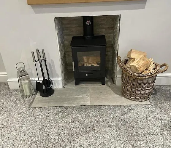 Quirky In The Centre Of With A Hot Tub * 彭里斯