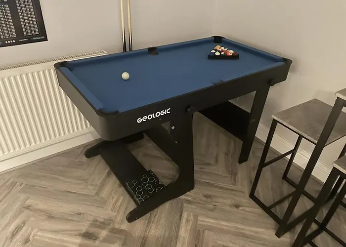 Quirky In The Centre Of With A Hot Tub 彭里斯